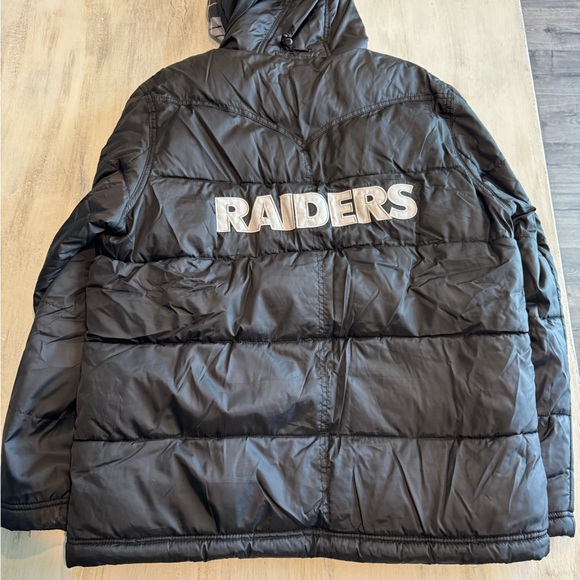 Men’s NFL Pro Line Las Vegas Raiders Puffer Jacket M Excellent Condition - Picture 3 of 9